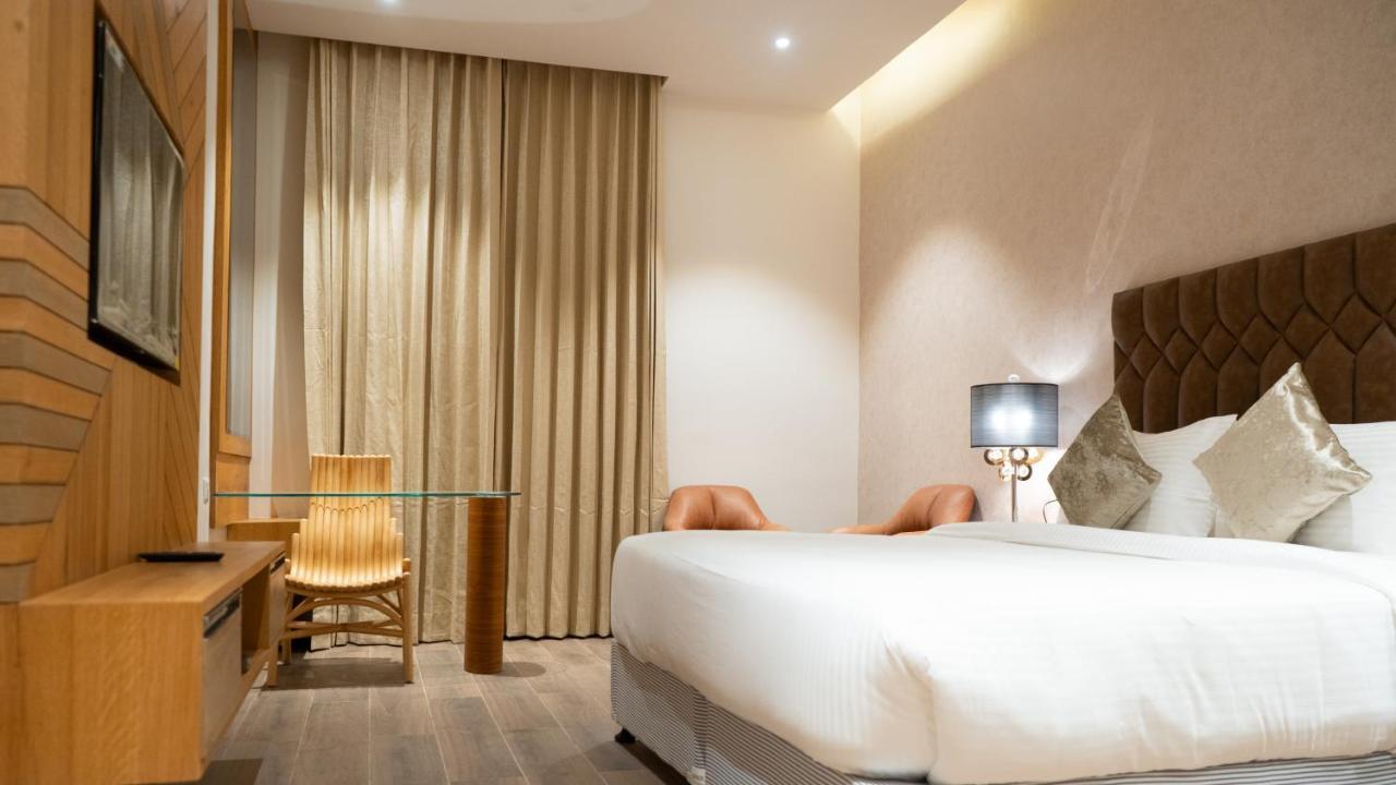 Clarks Inn Suites Кангра Экстерьер фото