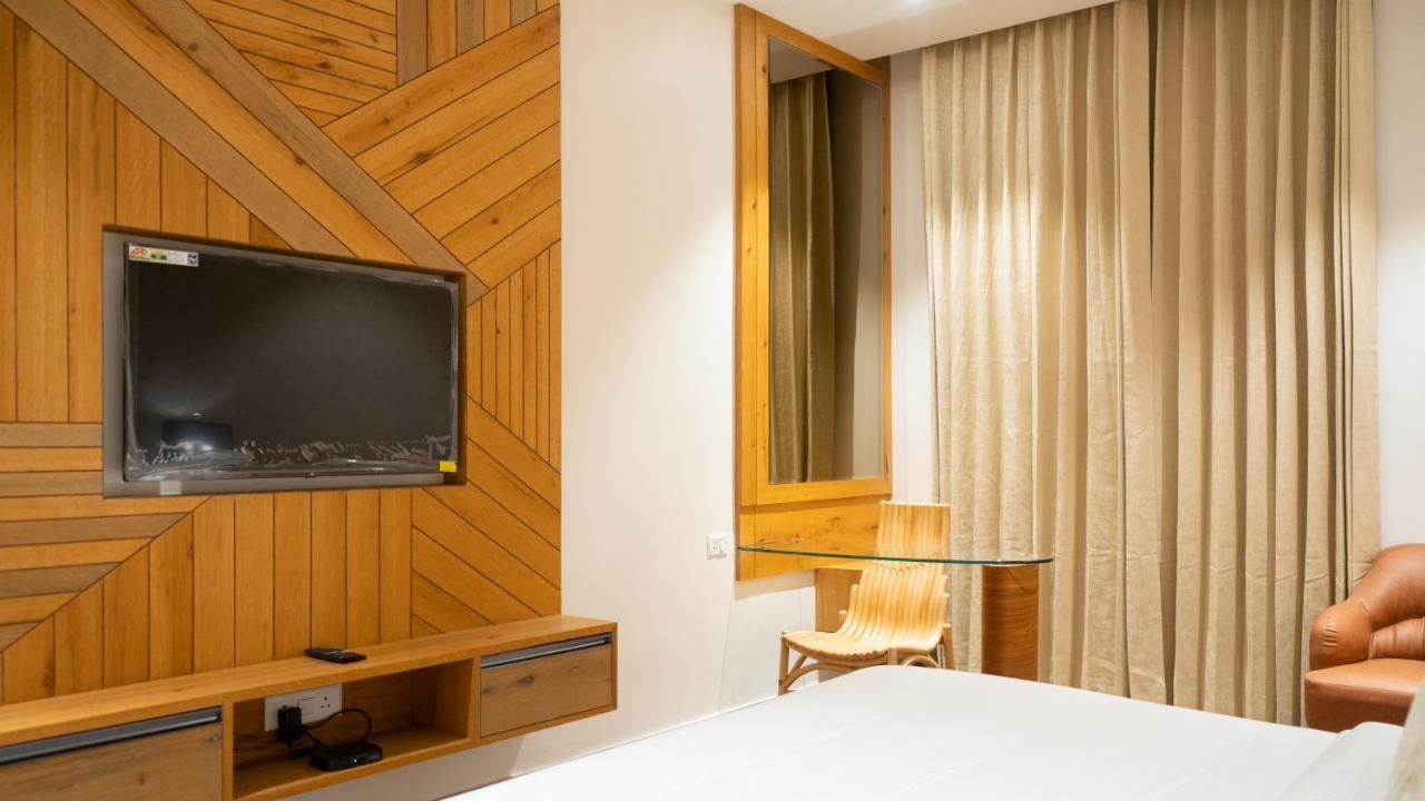 Clarks Inn Suites Кангра Экстерьер фото