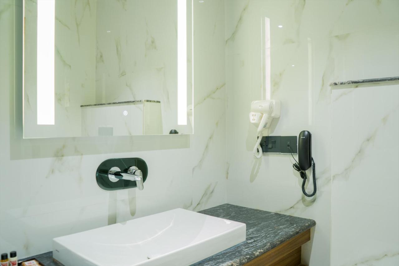 Clarks Inn Suites Кангра Экстерьер фото