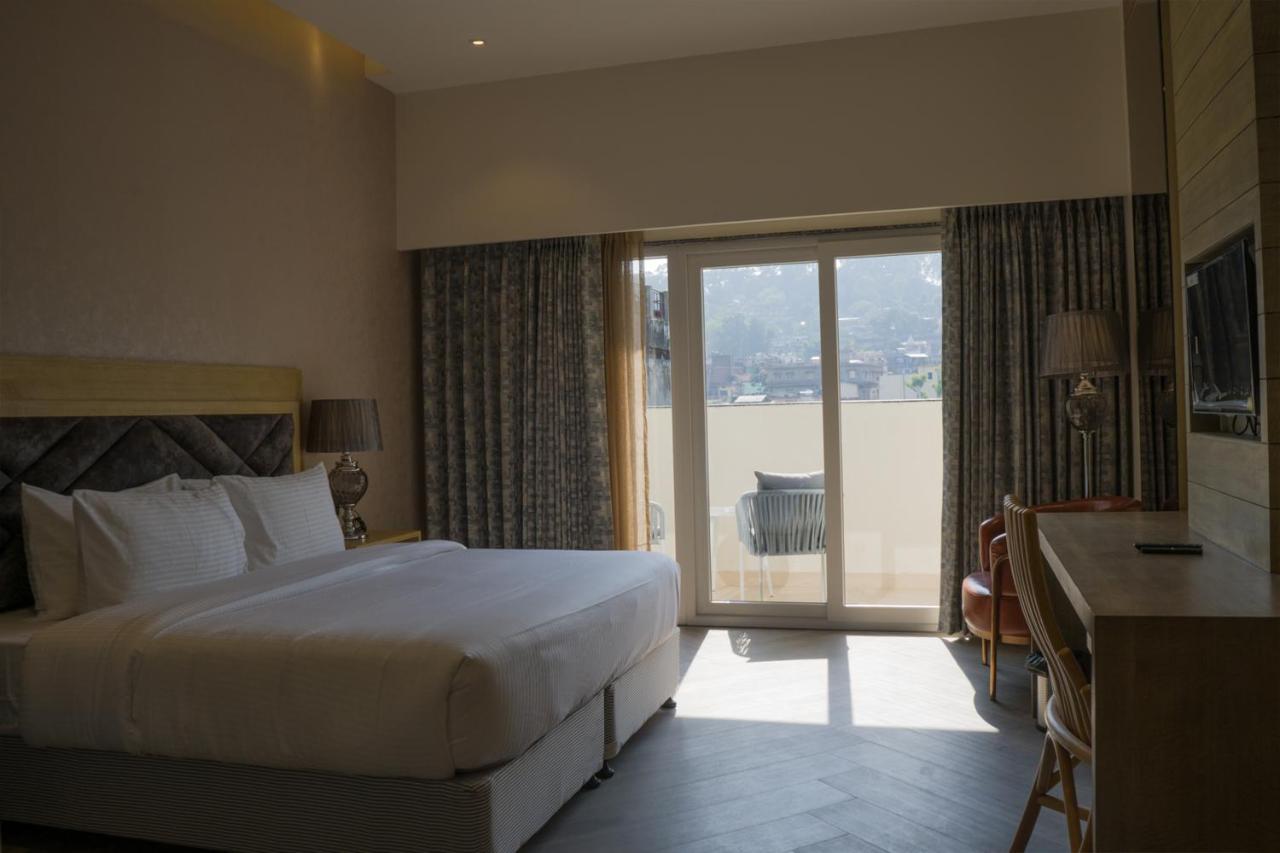 Clarks Inn Suites Кангра Экстерьер фото