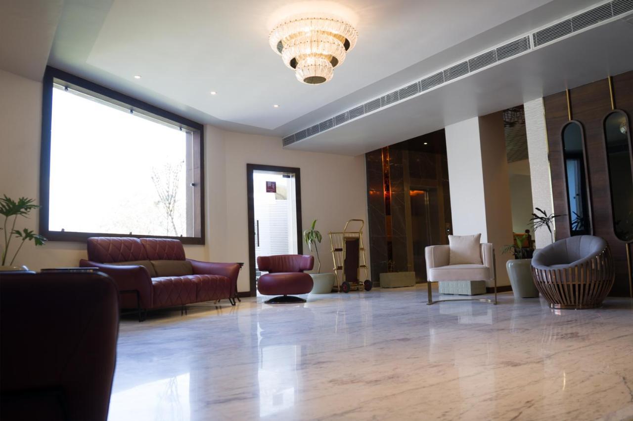 Clarks Inn Suites Кангра Экстерьер фото