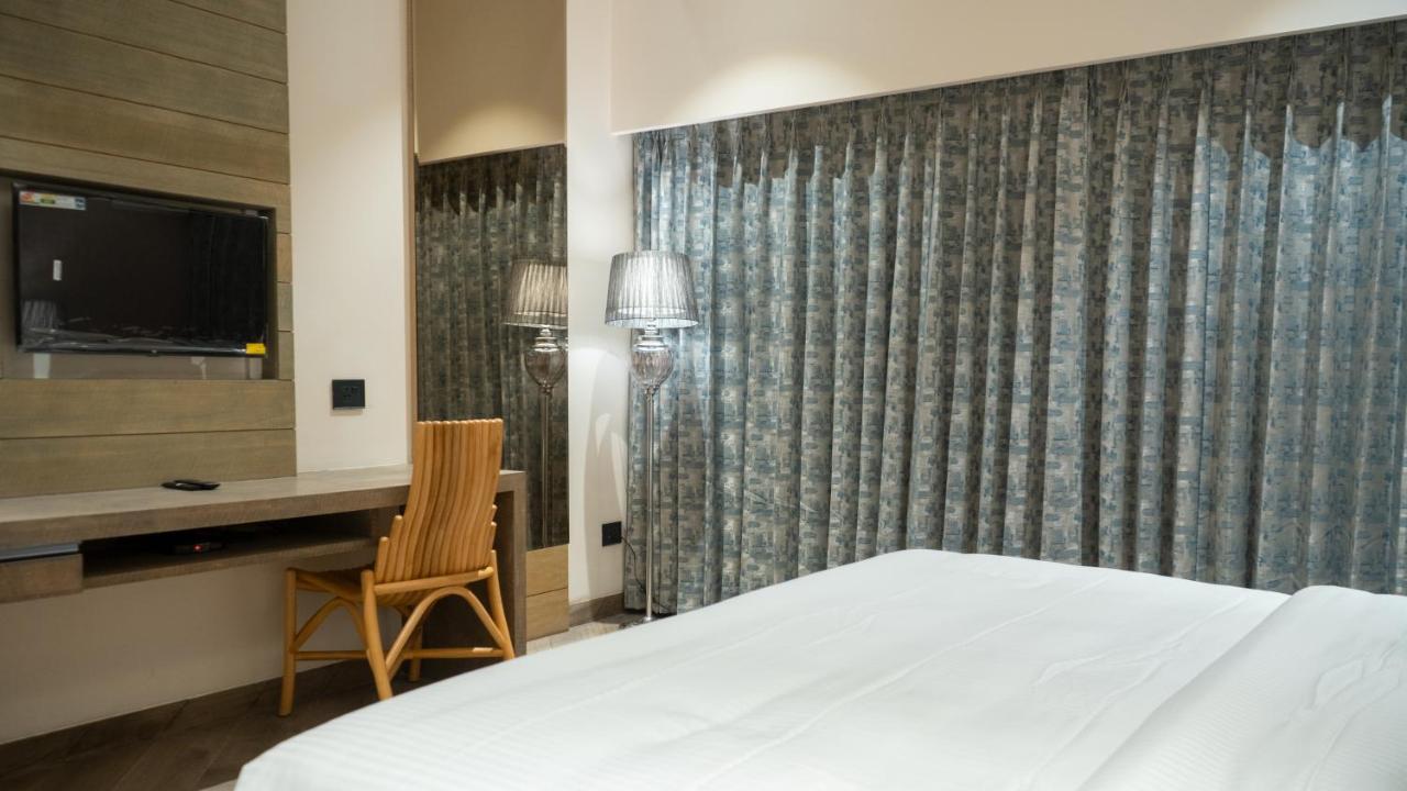 Clarks Inn Suites Кангра Экстерьер фото