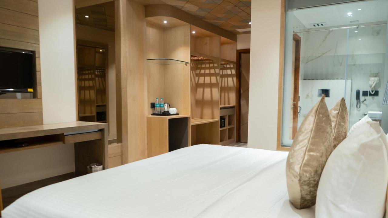 Clarks Inn Suites Кангра Экстерьер фото