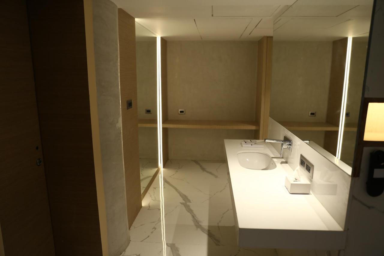 Clarks Inn Suites Кангра Экстерьер фото